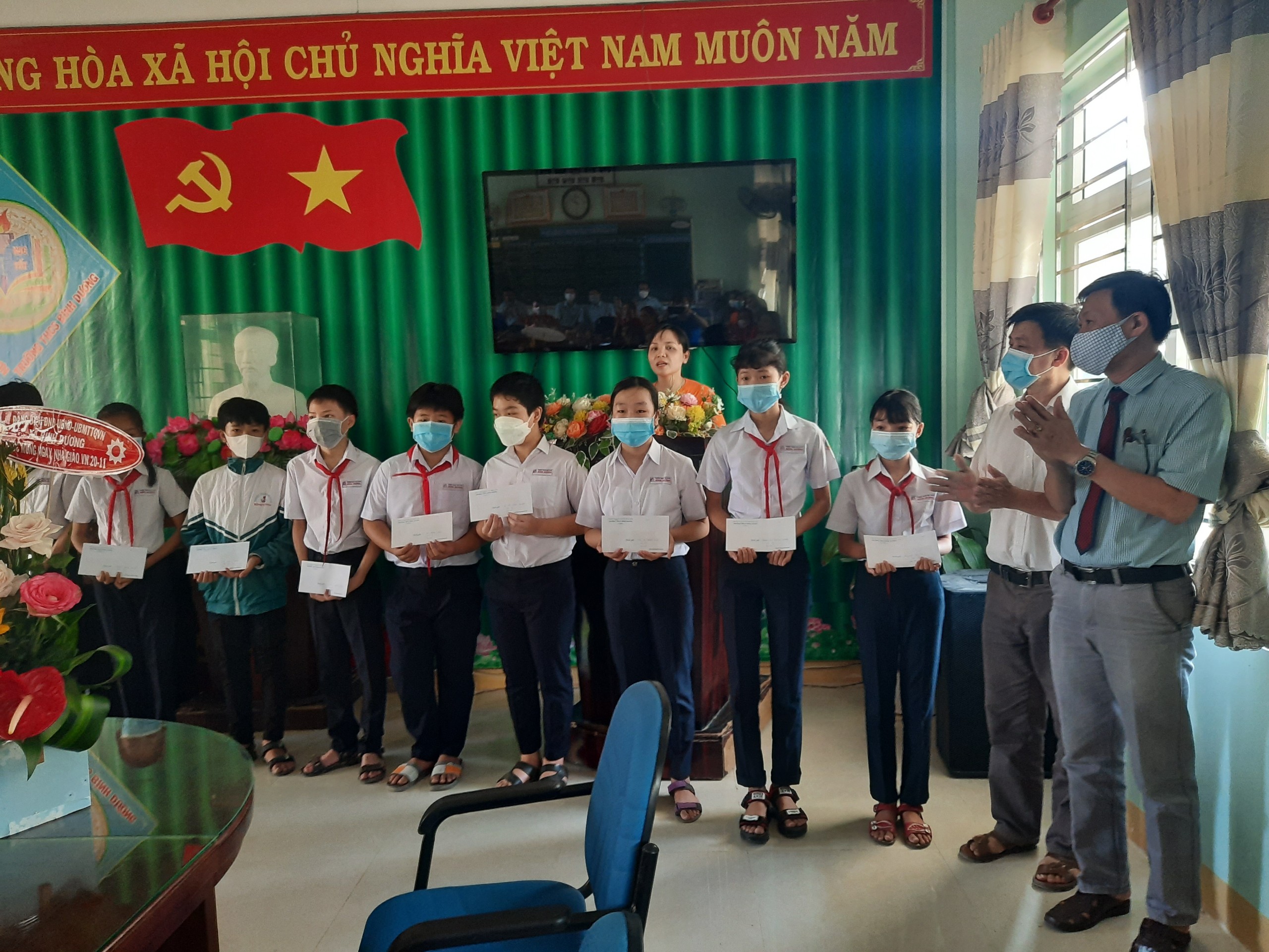 Nhân dịp 20.11 Trường THCS Bình Dương học tập và làm theo Bác thông qua mộ hình “Tiếp bước đến trường”.